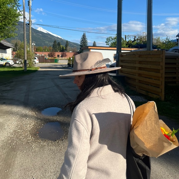 Meet your Posher, Nadège - Picture 1 of 1